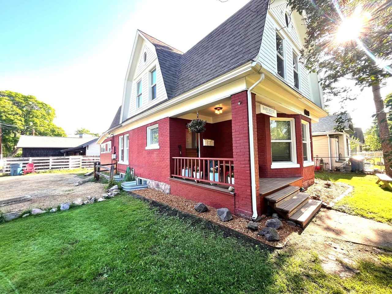402 S 6th St E #02 - Photo 2 of 16