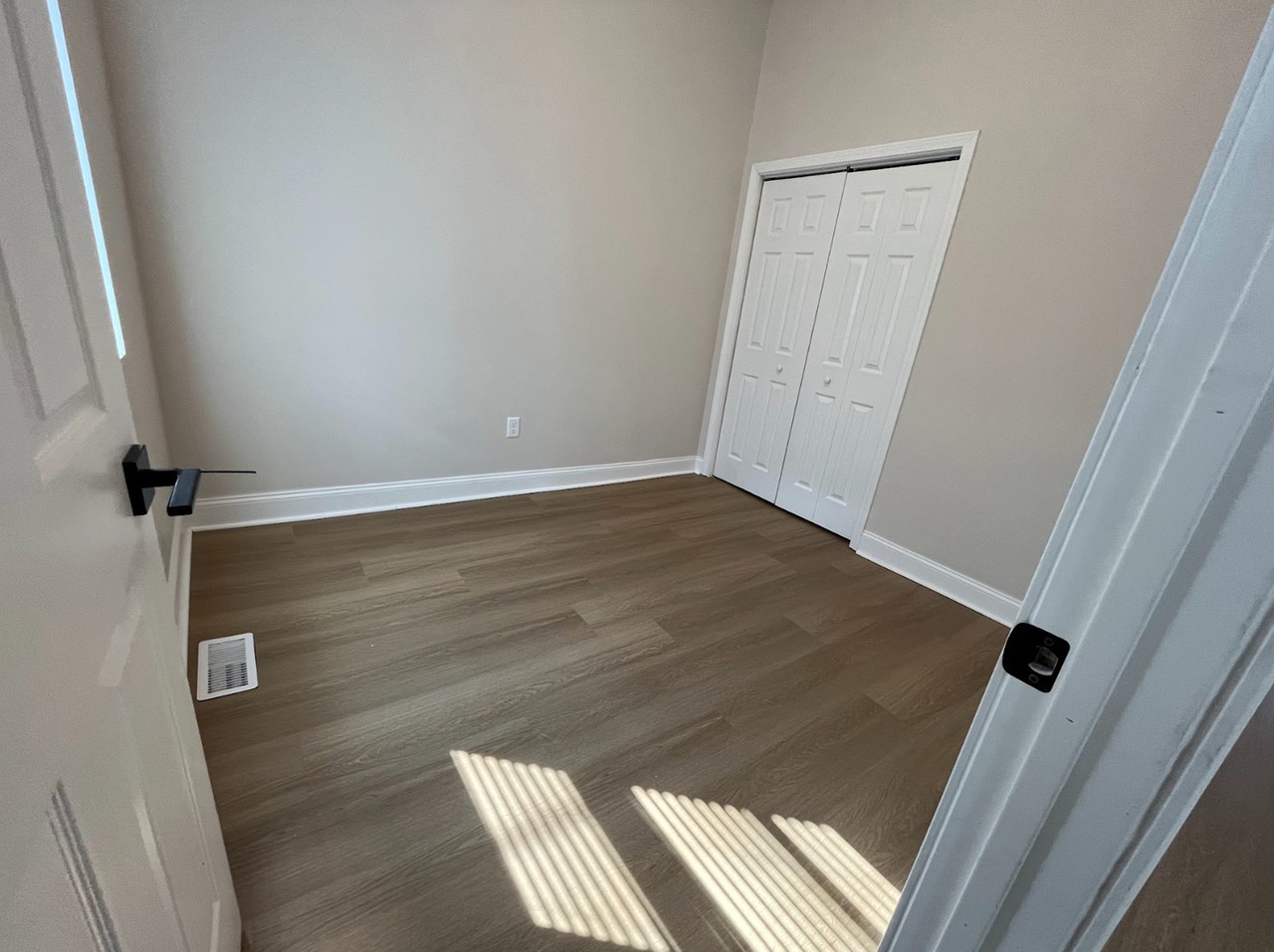 1920 Niagara Street - Photo 4 of 16