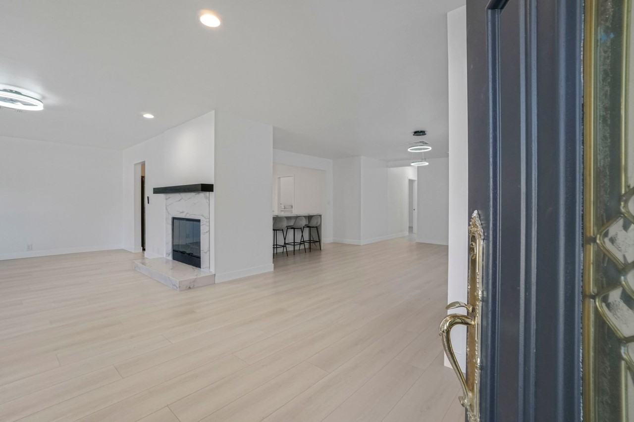123 N Naomi St - Photo 2 of 43