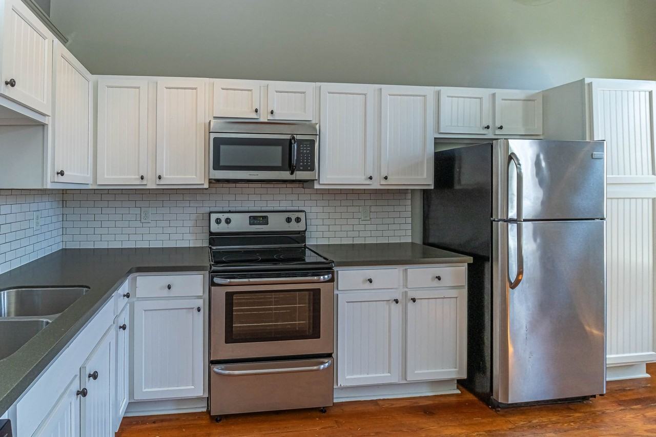 215 Nash St E Apt G - Photo 2 of 11