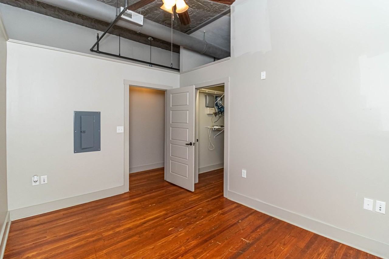 215 Nash St E Apt G - Photo 7 of 11