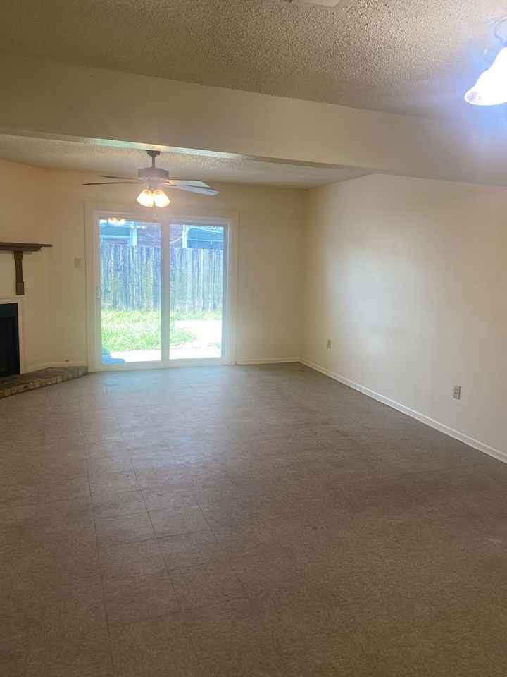 GM 1322 Jasper Ave - Photo 3 of 11