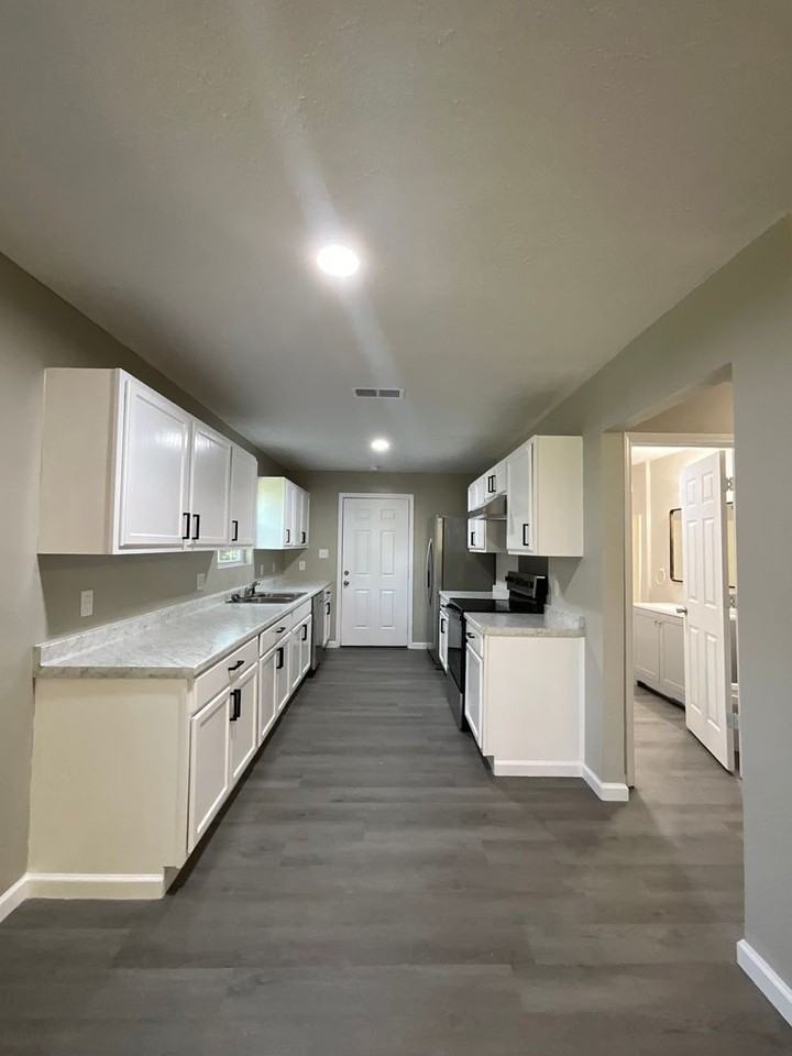 149 Lakeshore Dr - Photo 3 of 26