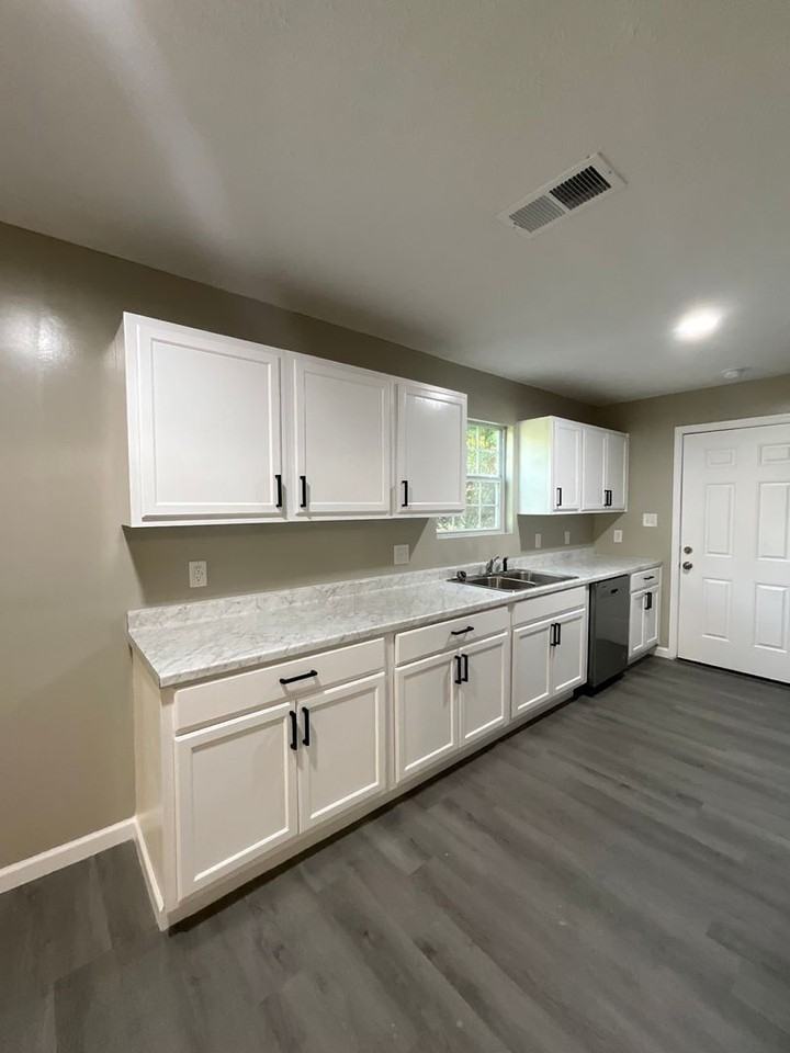 149 Lakeshore Dr - Photo 4 of 26