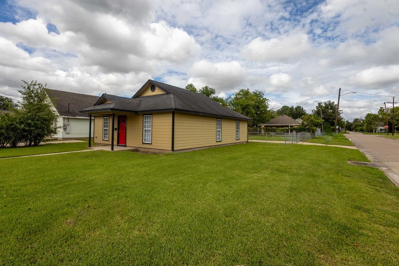 1295 Madison Ave - Photo 2 of 32