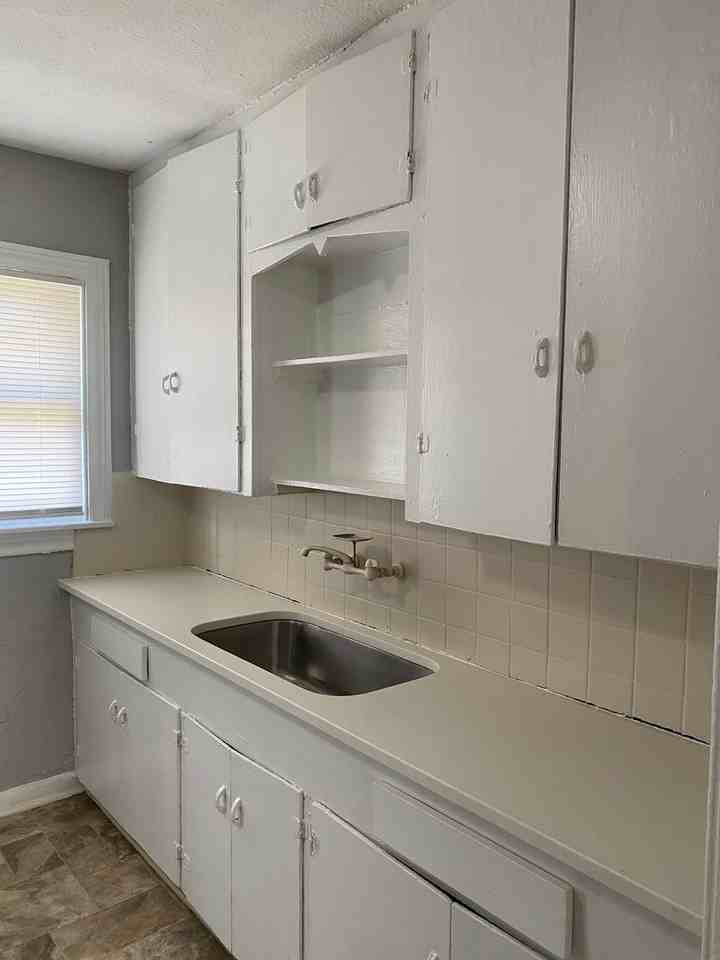 947 Poinsettia - Photo 3 of 9