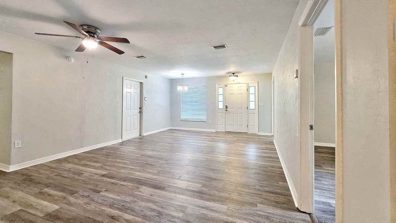 13513 Nw 146th Ave - Photo 3 of 24