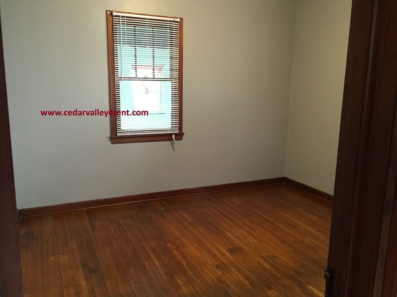 909 Newton St - Photo 3 of 5