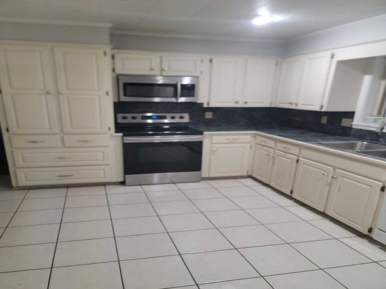 913 Middleton Dr - Photo 2 of 10