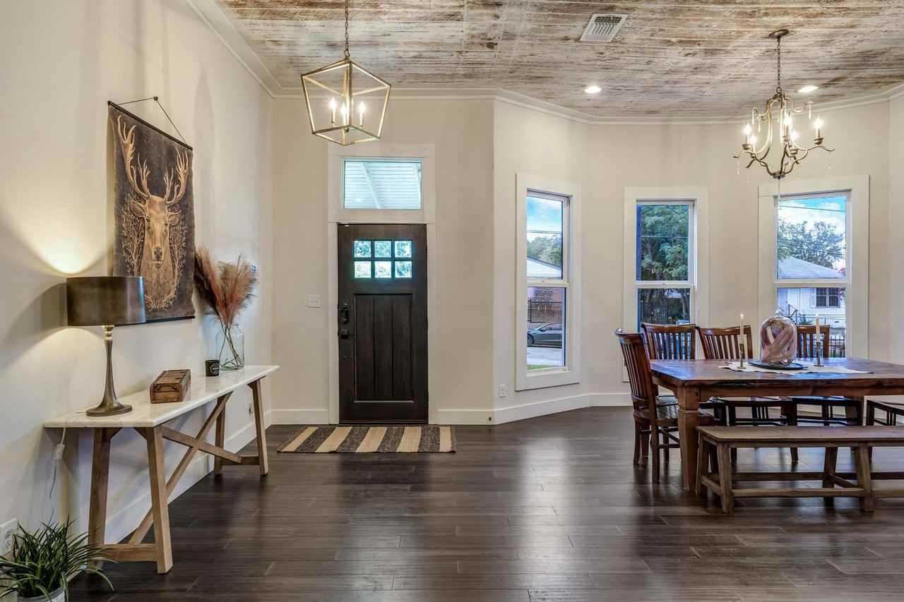 517 Burleson - Photo 3 of 29