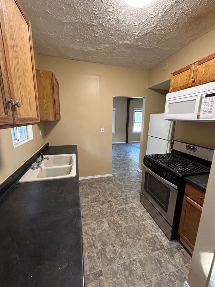 860 S 28th St - Photo 3 of 13