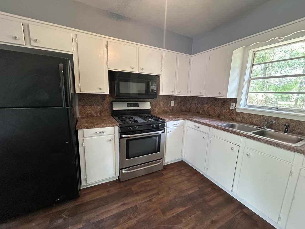 4221 Encina Dr - Photo 3 of 9