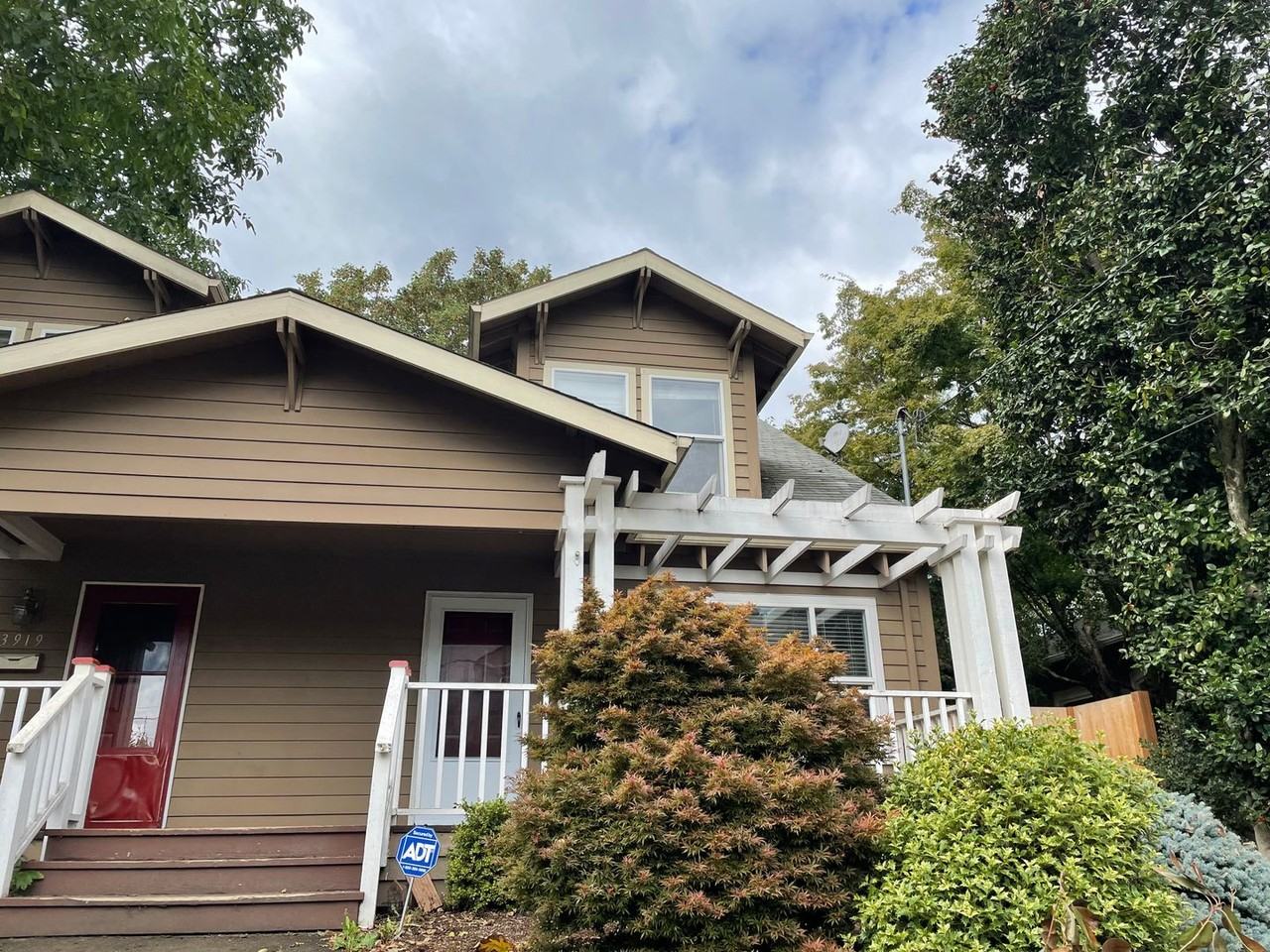 3923 N Borthwick Ave - Photo 2 of 50