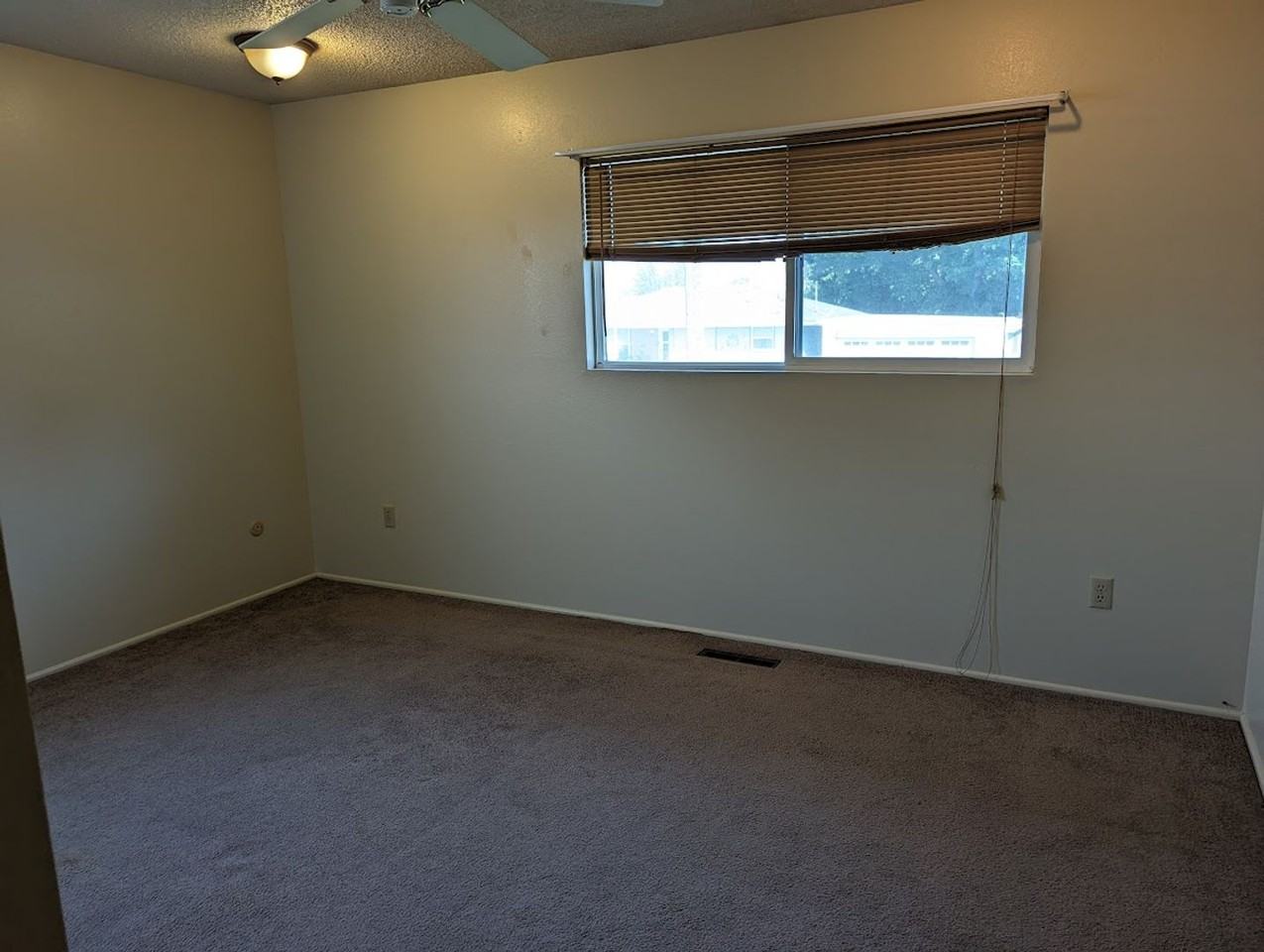 1246 Boston St - Photo 4 of 11