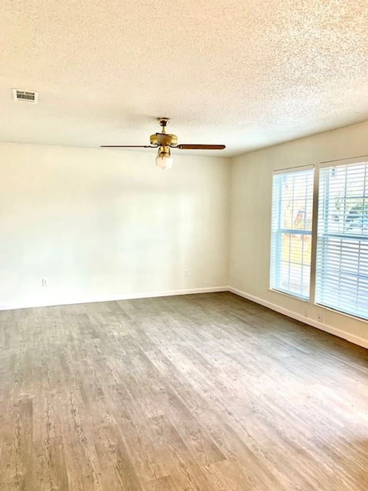 109 Wildwood Ct - Photo 3 of 10