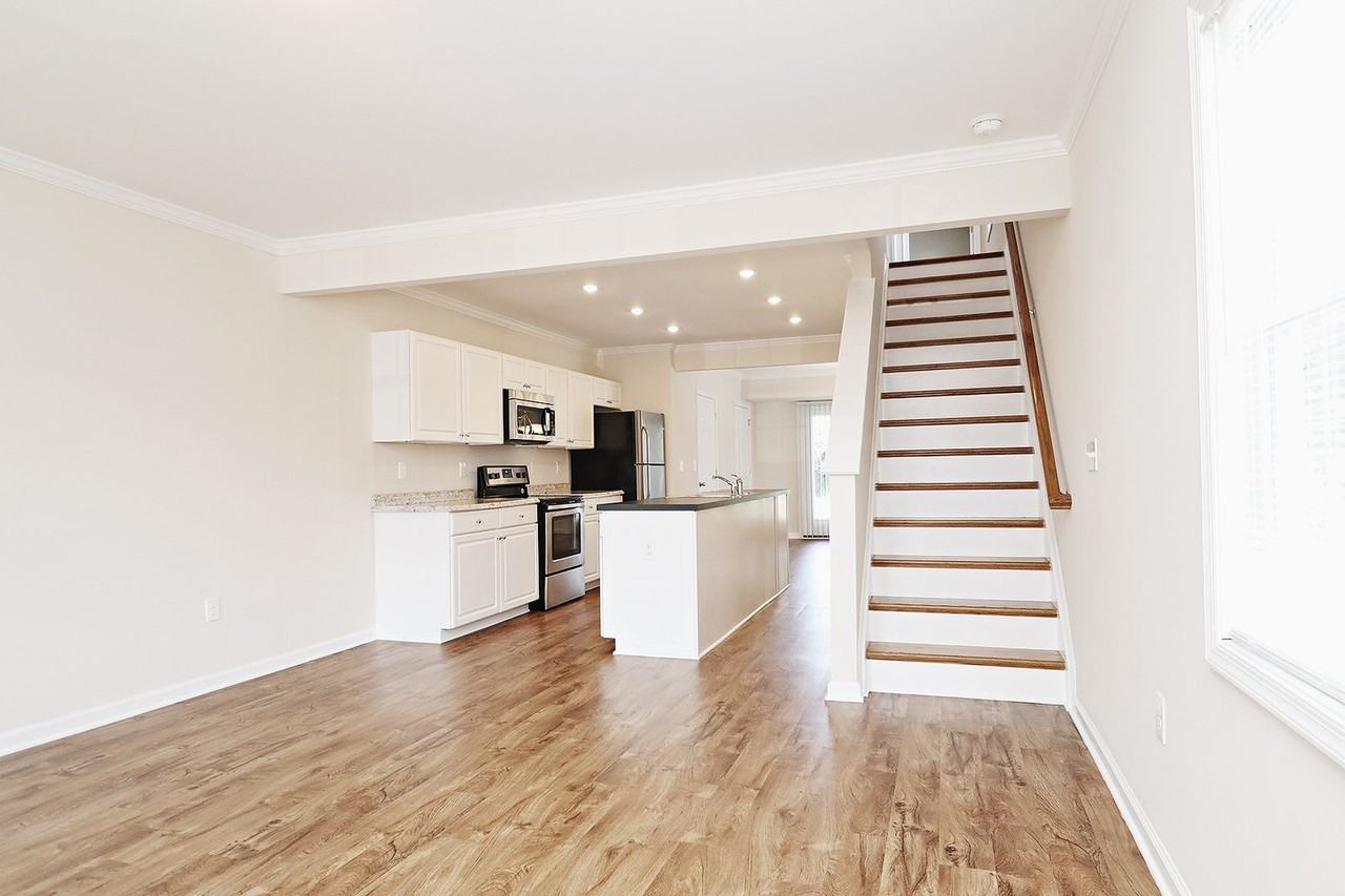 1143 Saint Clair Ave - Photo 2 of 21