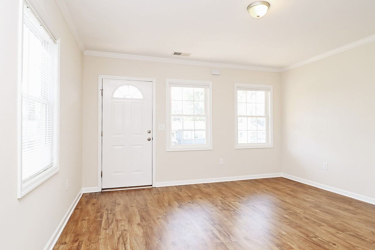 1143 Saint Clair Ave - Photo 3 of 21