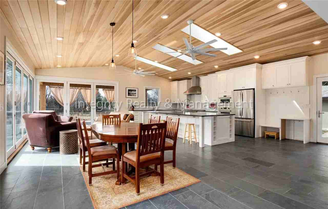 7247 S Windermere St - Photo 3 of 50