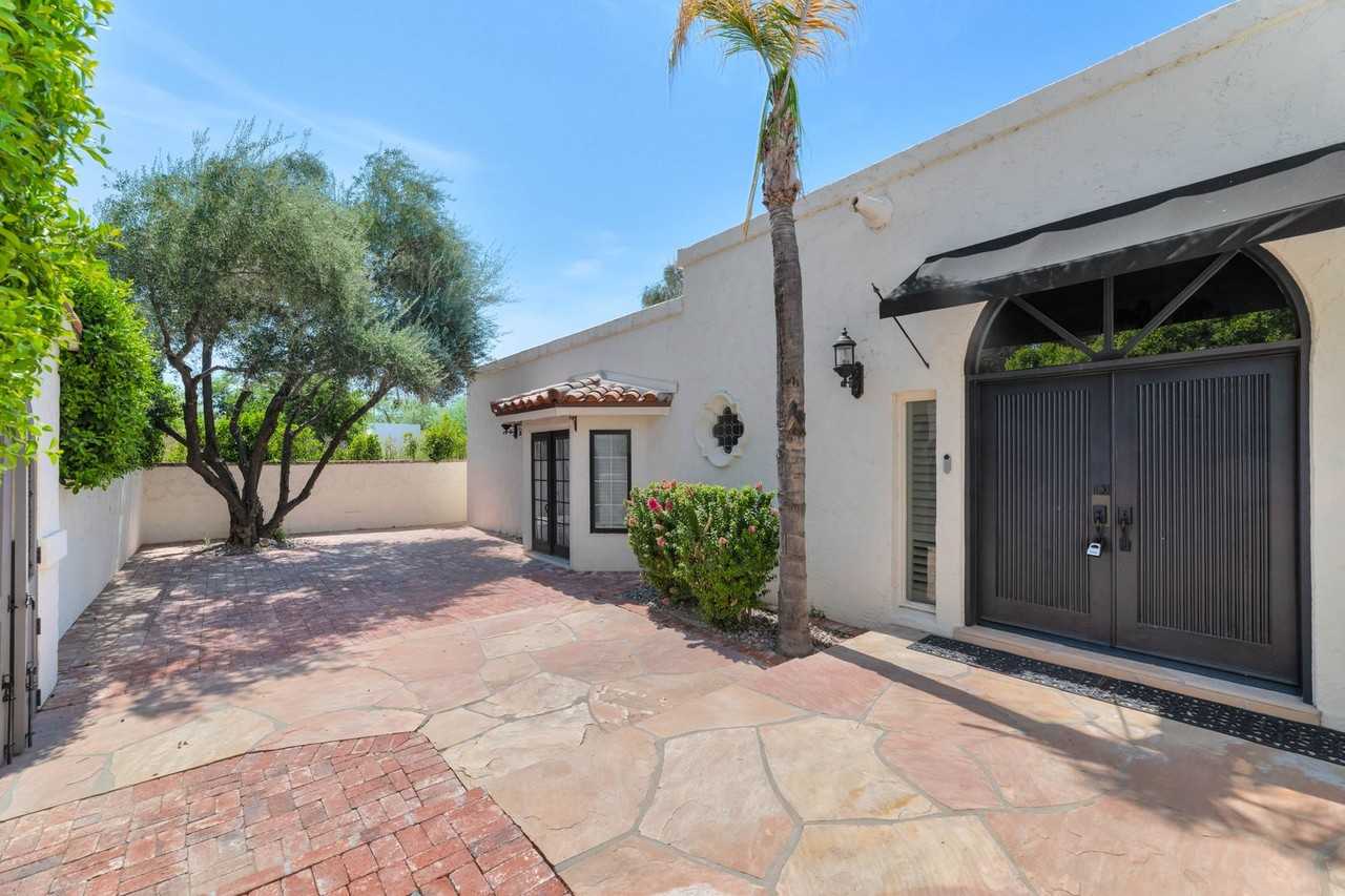 8712 N 68th St - Photo 3 of 32