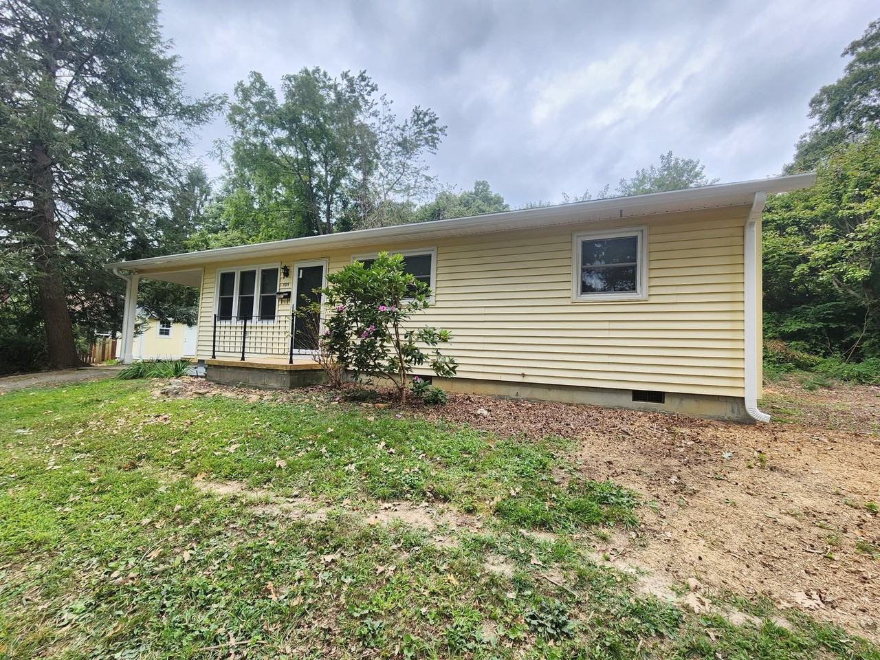 105 Louisa St - Photo 2 of 16