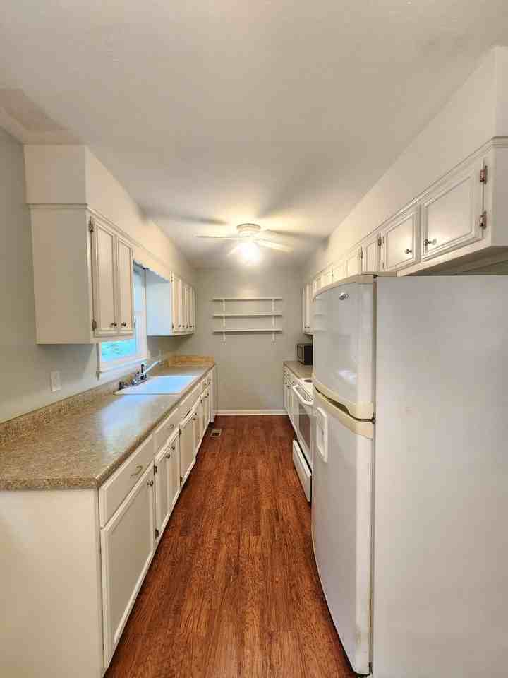 105 Louisa St - Photo 5 of 16