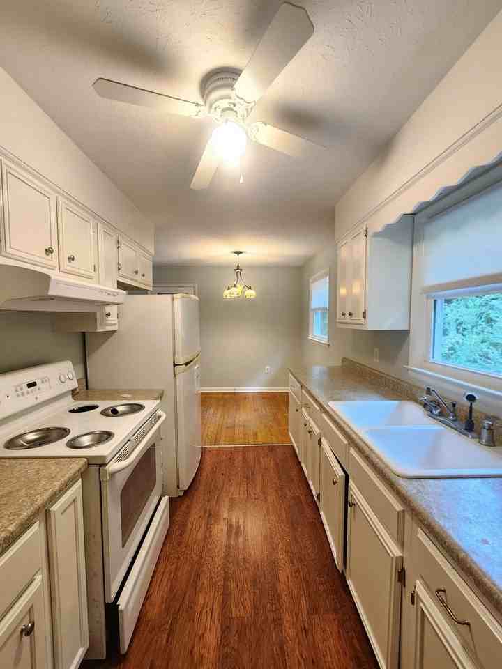 105 Louisa St - Photo 7 of 16