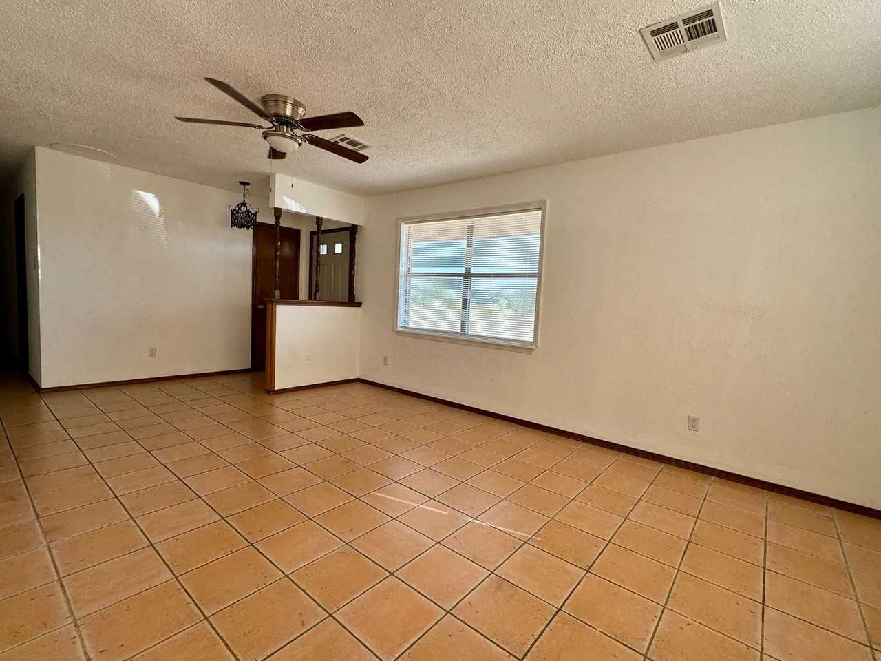 12706 Ne Rogers Ln - Photo 2 of 18