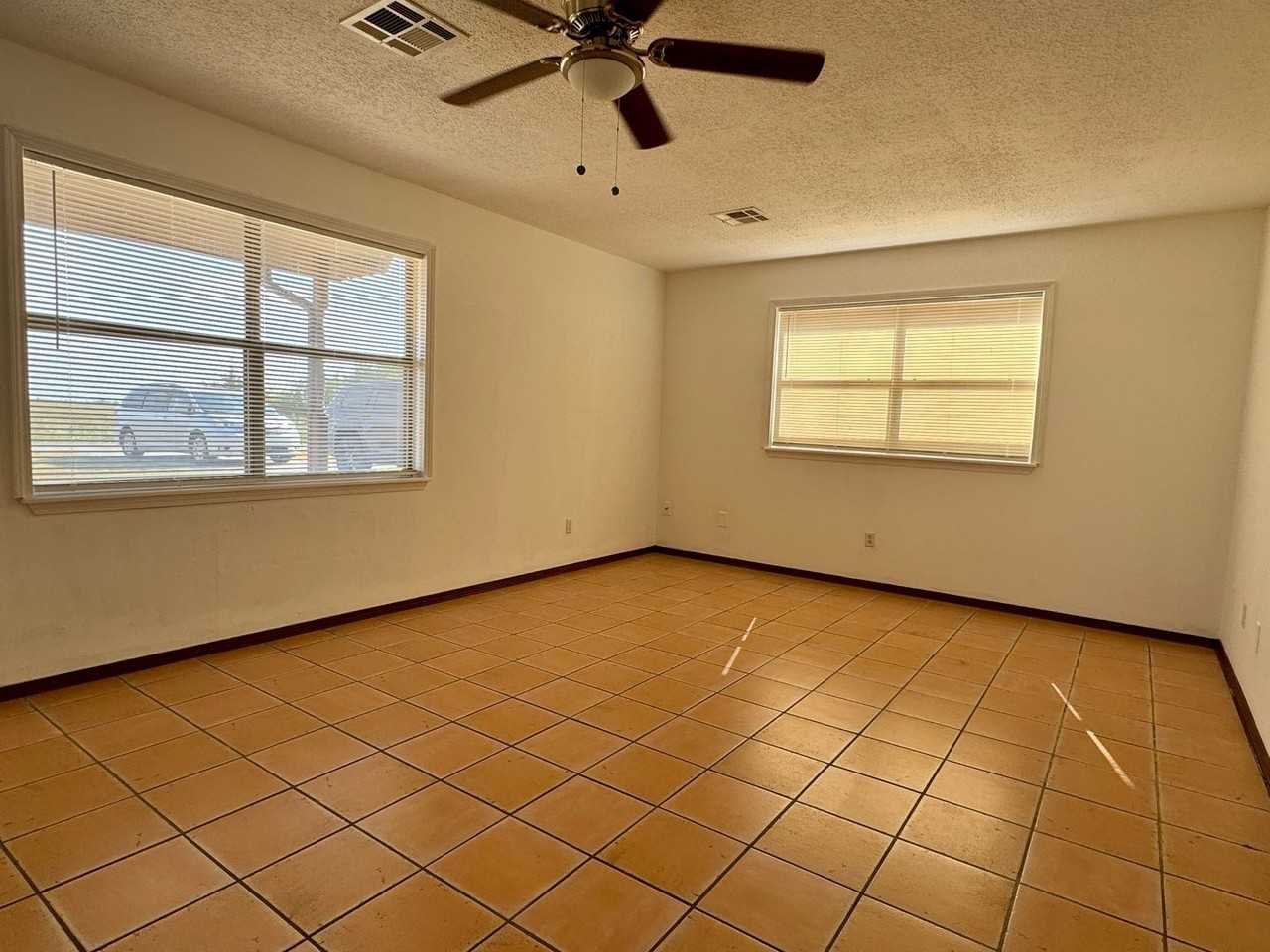 12706 Ne Rogers Ln - Photo 3 of 18