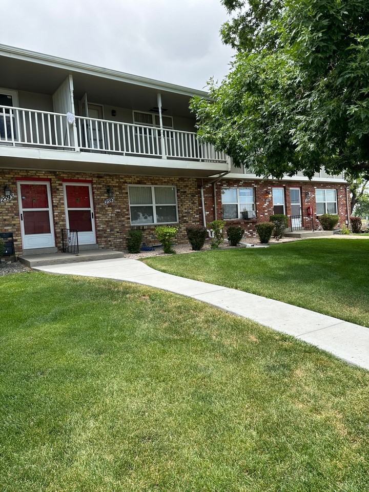 Iris Street Townhomes - Photo 6 of 9