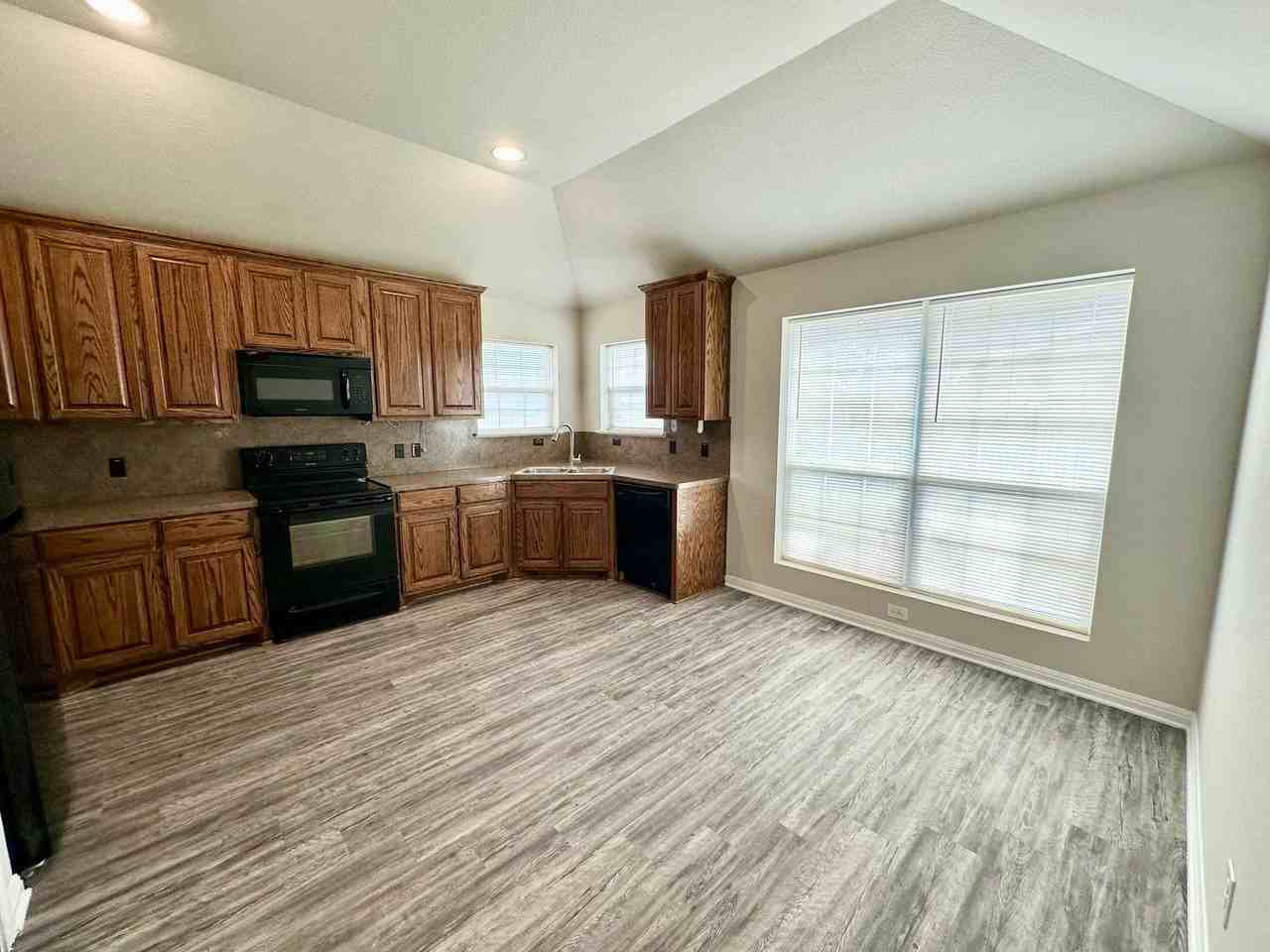 405 Topaz Cir - Photo 3 of 19