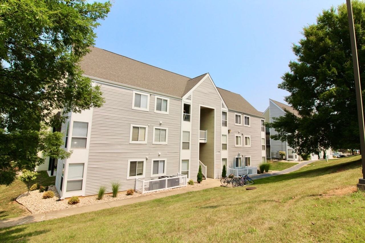 1346 Hunters Rd Apt L - Photo 2 of 22