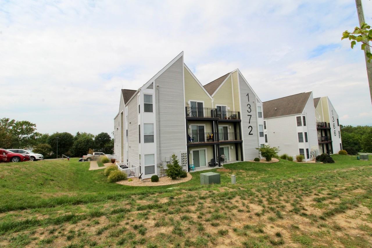 1372 Hunters Rd Apt F - Photo 5 of 25