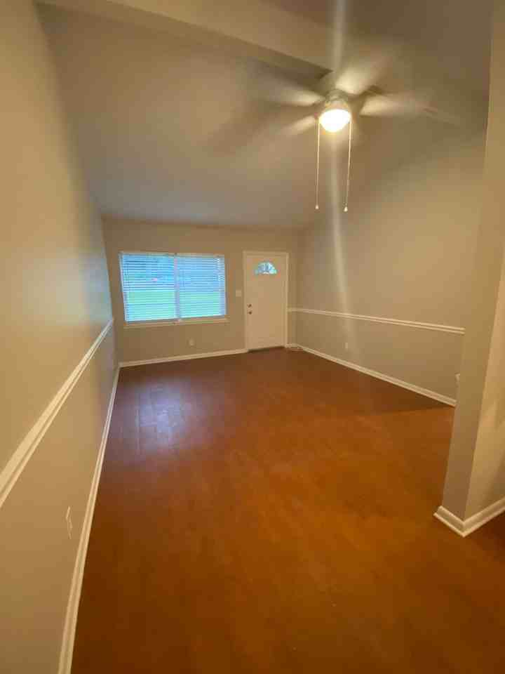 1221 Hutchinson St - Photo 3 of 15