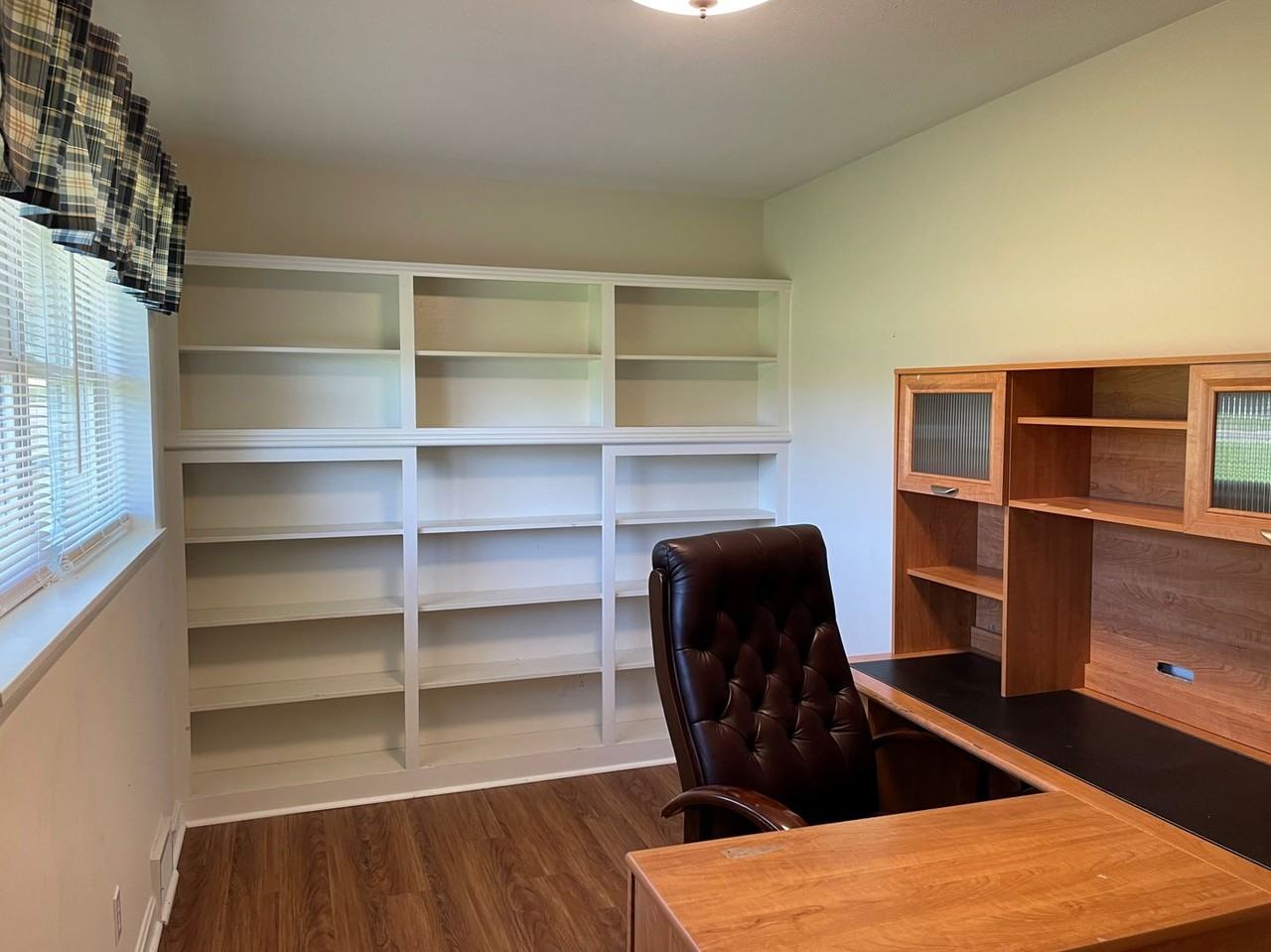 1436 Sheffield Rd - Photo 2 of 31