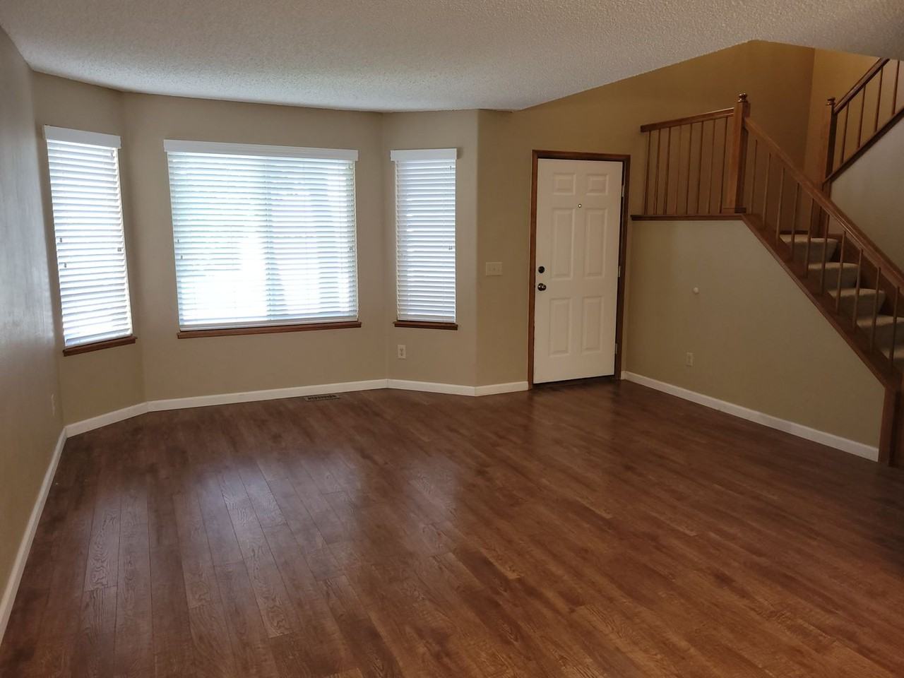 305 Holbrook St - Photo 2 of 32