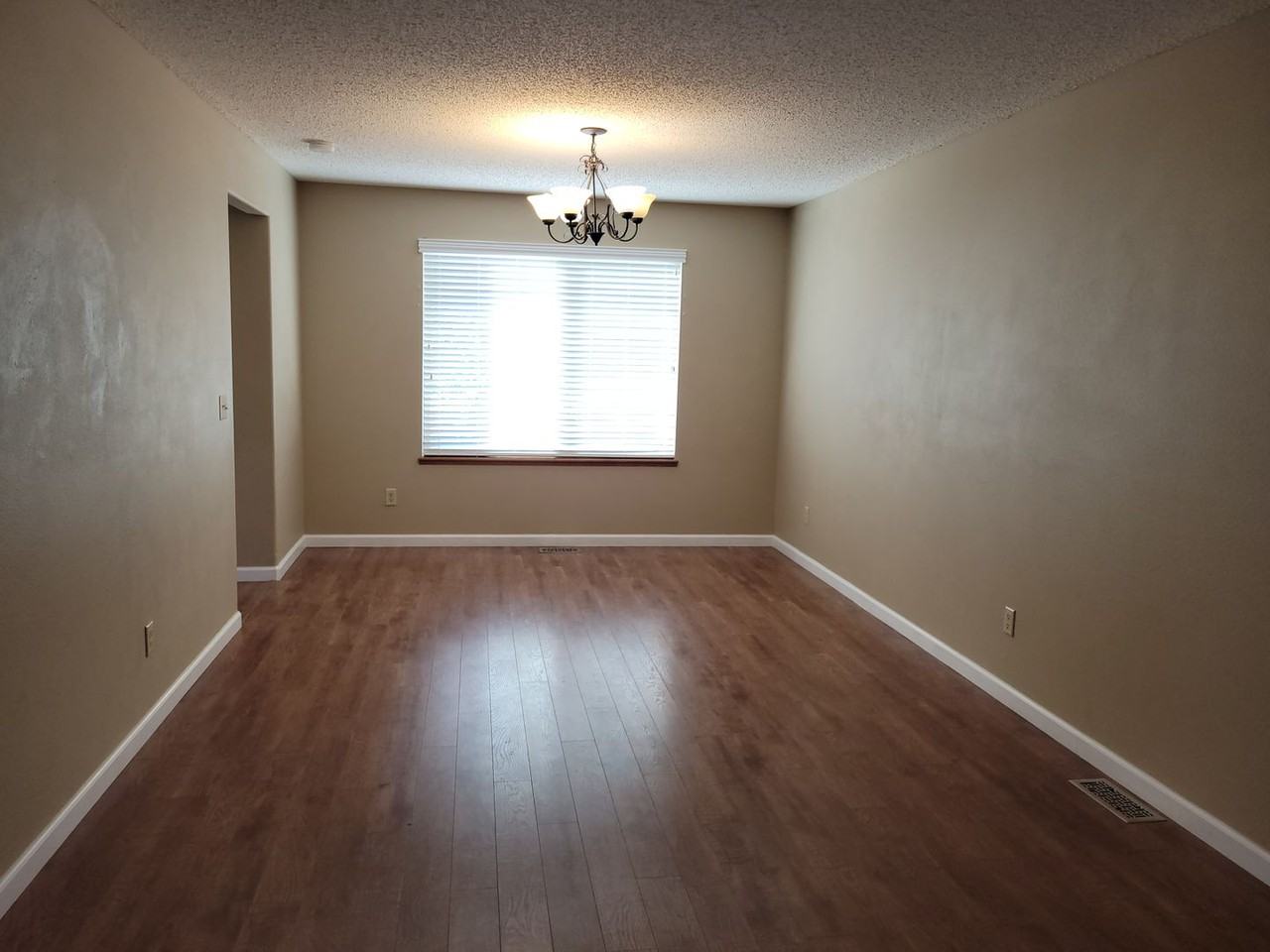 305 Holbrook St - Photo 3 of 32