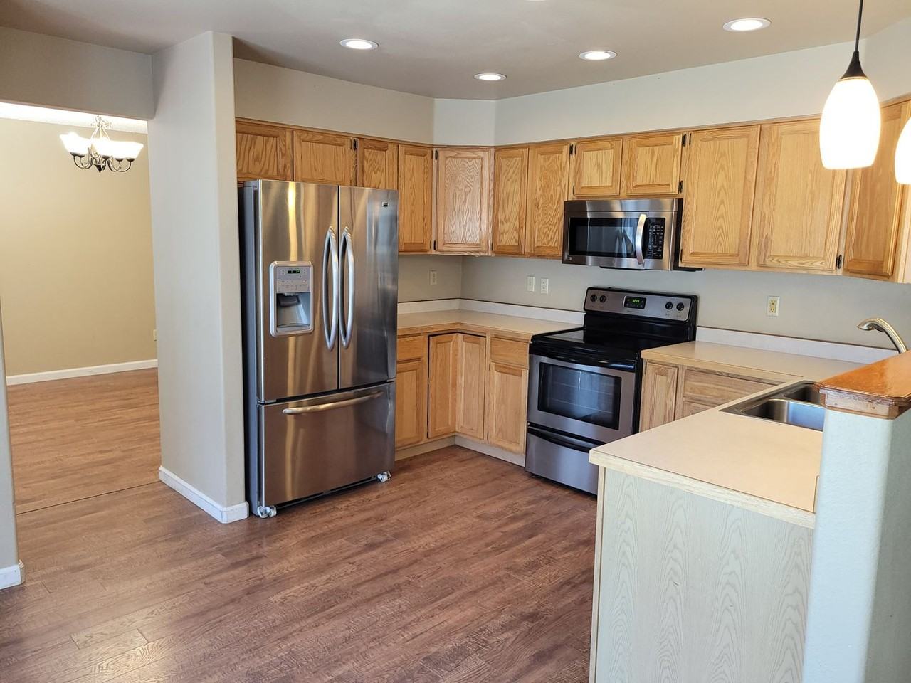 305 Holbrook St - Photo 4 of 32