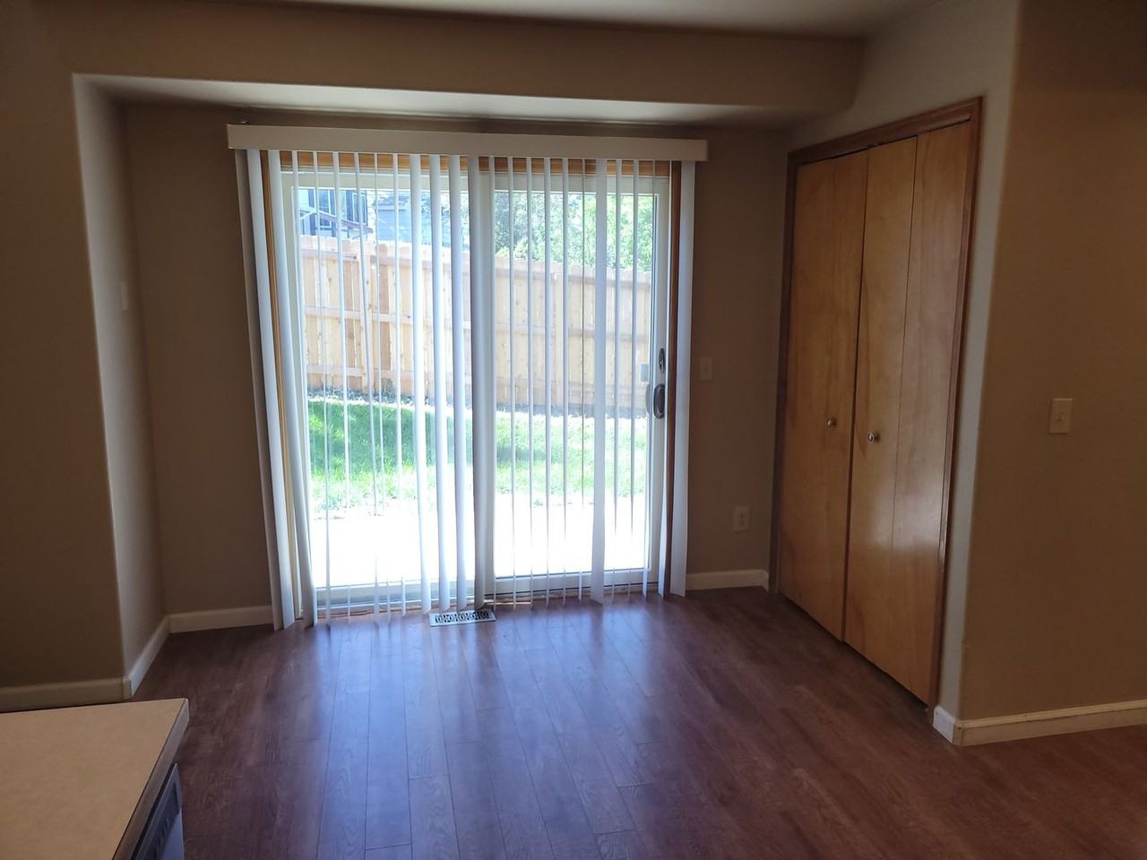 305 Holbrook St - Photo 7 of 32
