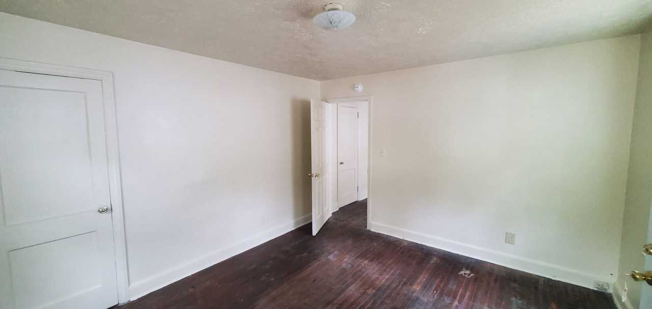 907 Hackett St - Photo 3 of 5