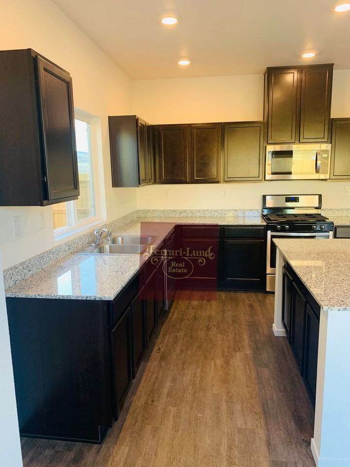 1372 Granary Park Ave - Photo 3 of 33