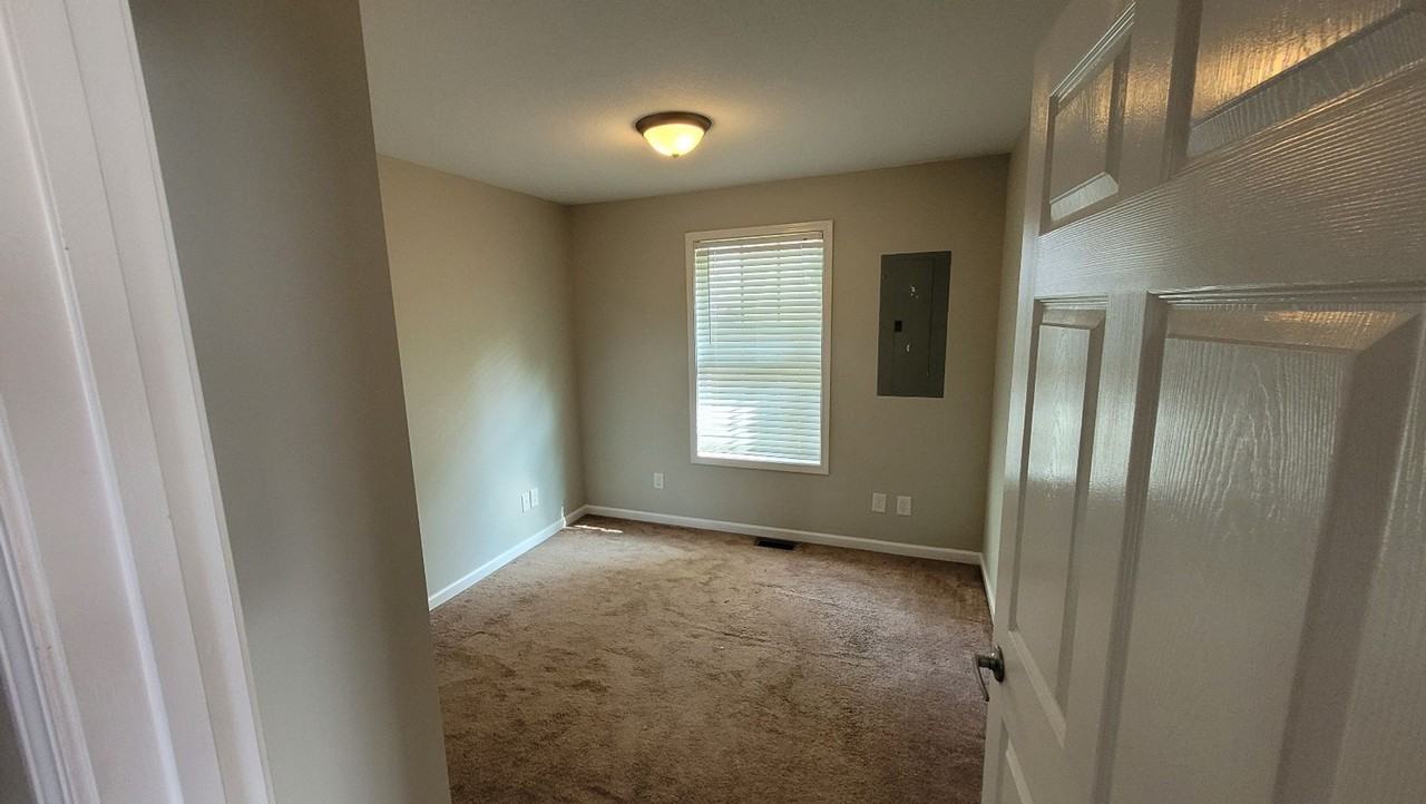 711 Lovelace St - Photo 3 of 12