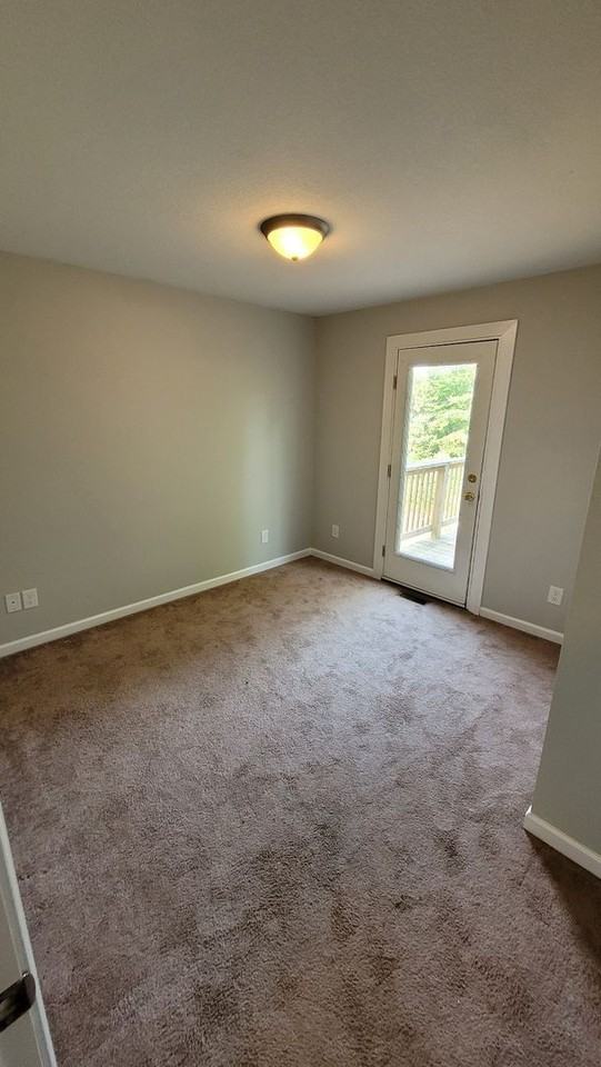 711 Lovelace St - Photo 5 of 12