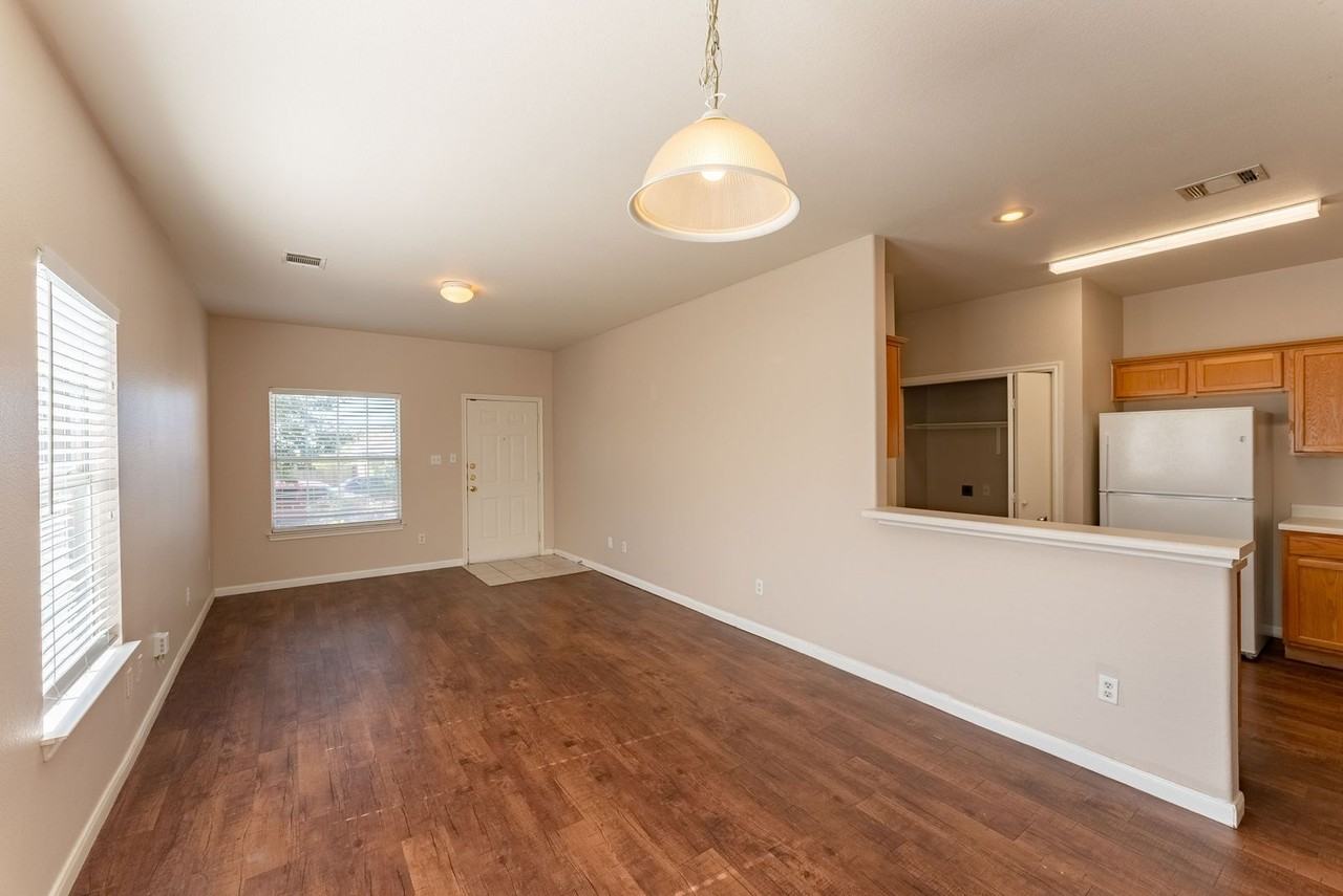 2825 Southampton Way #B - Photo 4 of 19