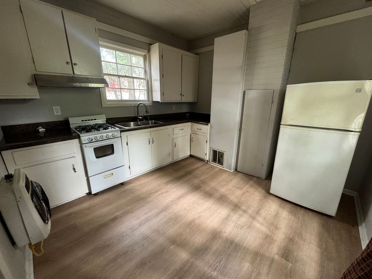 304 E 2nd St - Photo 4 of 4