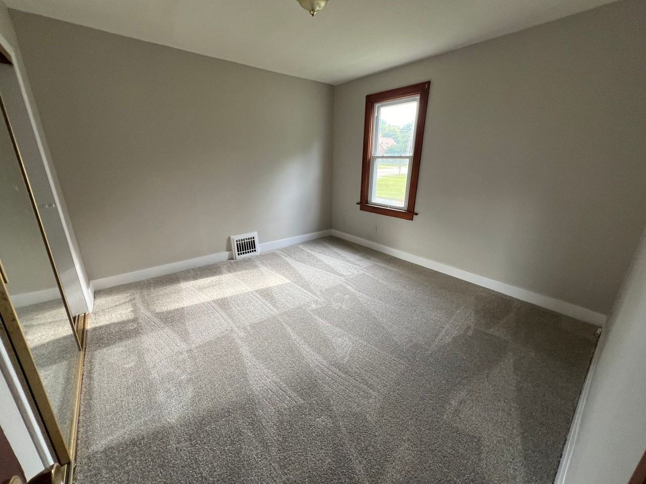 1010 Meadow Ave - Photo 2 of 7