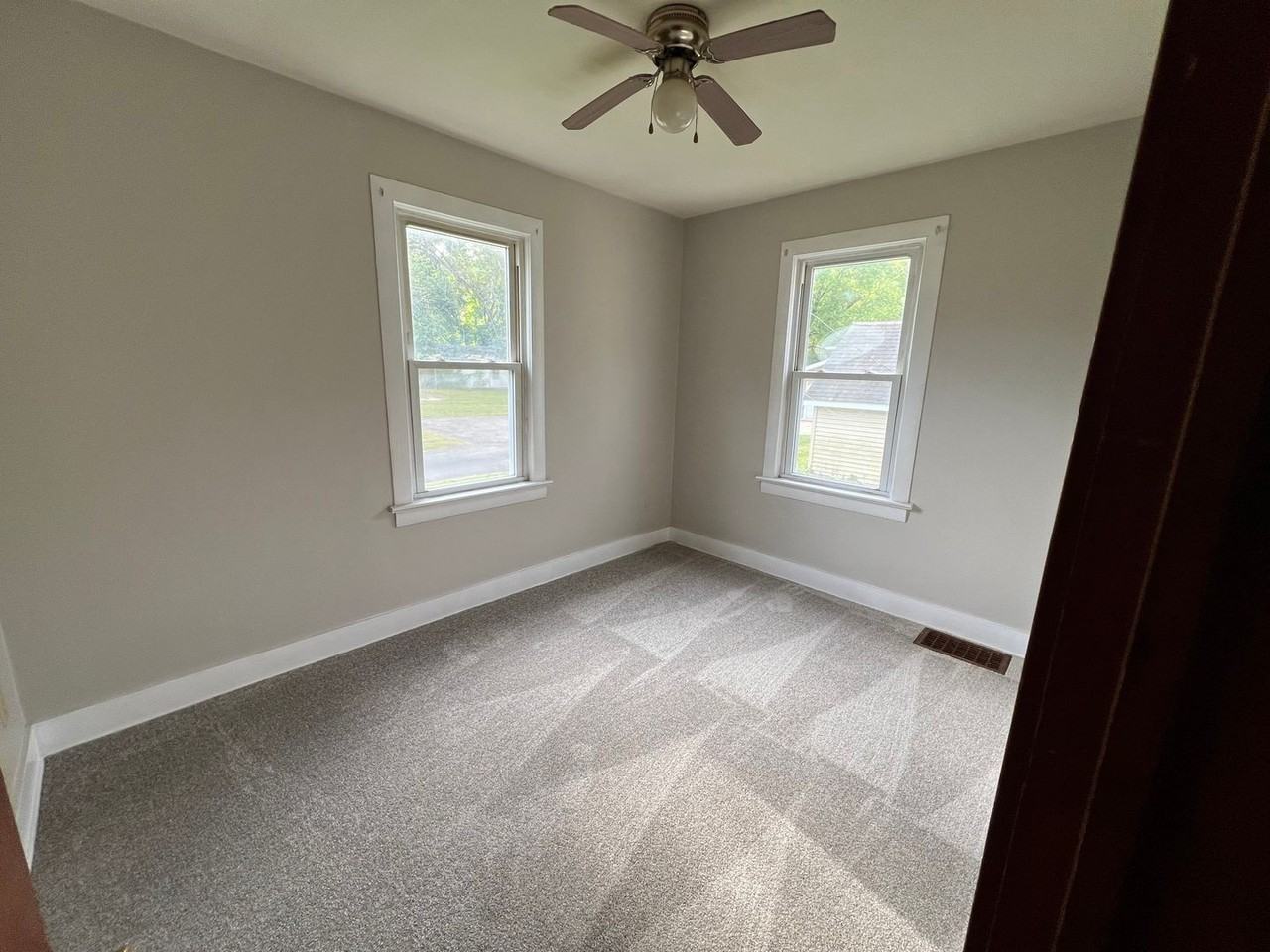 1010 Meadow Ave - Photo 3 of 7