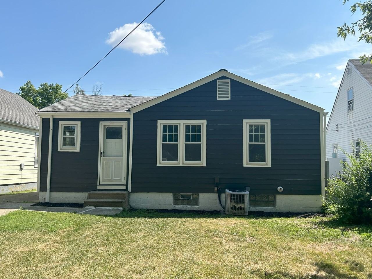 18508 Rockland Ave - Photo 4 of 44