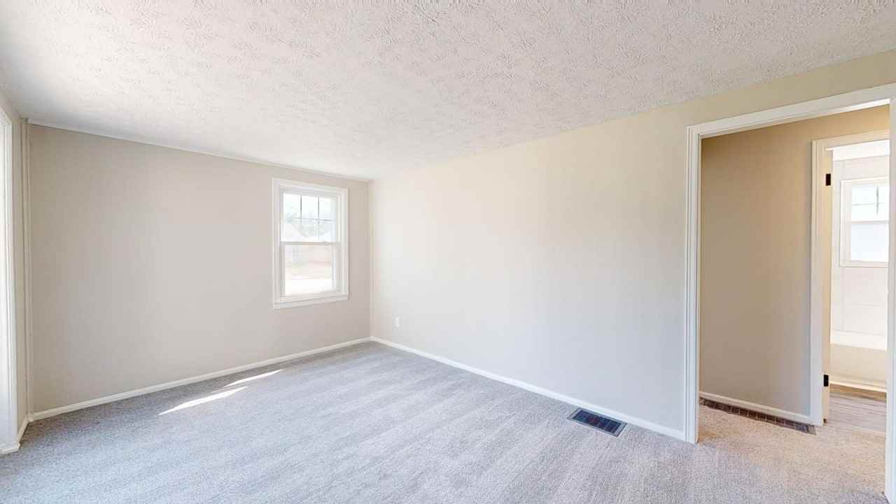 18508 Rockland Ave - Photo 7 of 44