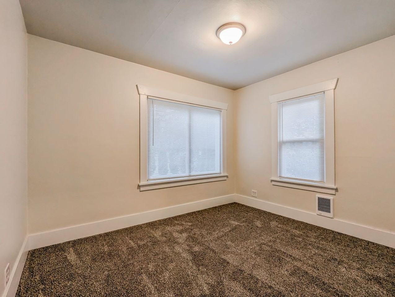 5607 Rockefeller Ave - Photo 5 of 9