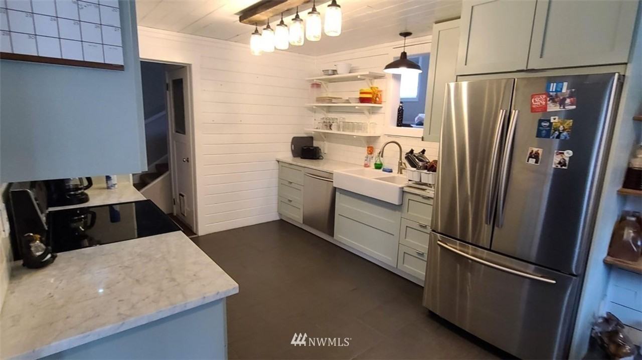 102 S Chehalis St - Photo 2 of 10